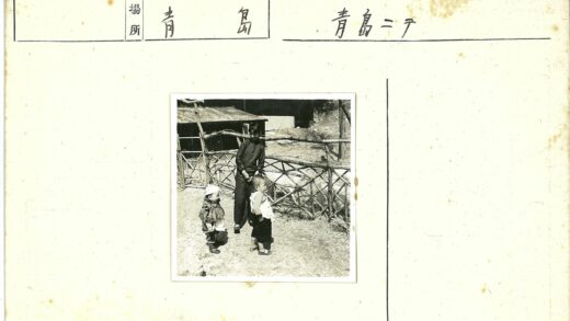 家庭与质朴建筑户外合影.jpg