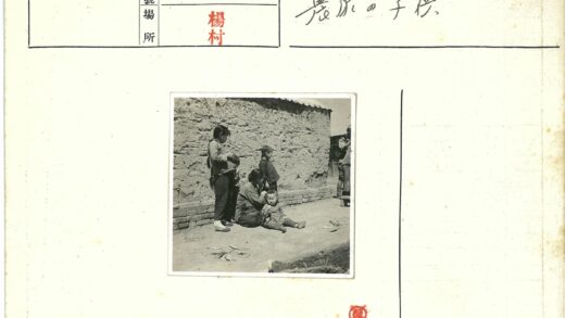 家庭户外砖墙旁合影.jpg