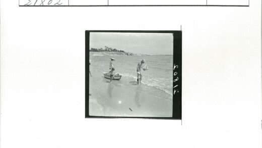 家庭海滩日小船与帆船时光.jpg