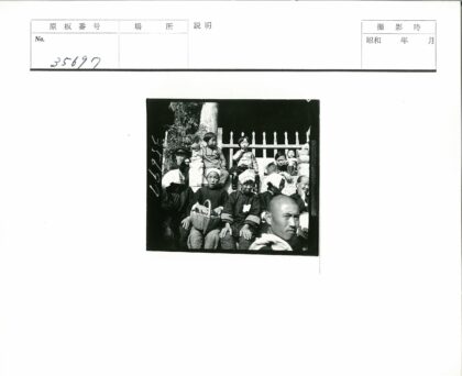 家庭野餐时光树下休憩.jpg