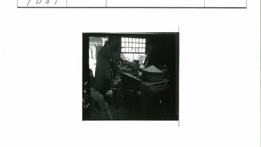 家庭餐桌旁的温馨时光.jpg