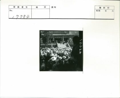 宽檐帽人群聚集拱顶建筑前.jpg