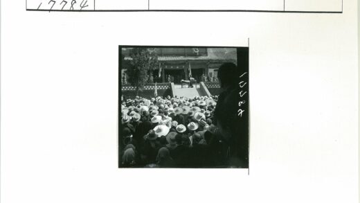 宽檐帽人群聚集拱顶建筑前.jpg