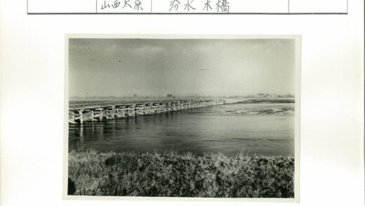 宽阔河流上的长矮木桥黑白照.jpg