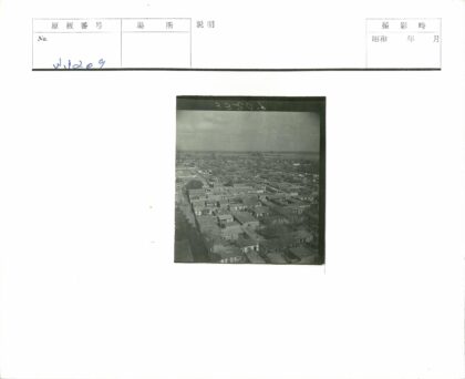 密集住宅区与田野鸟瞰图.jpg