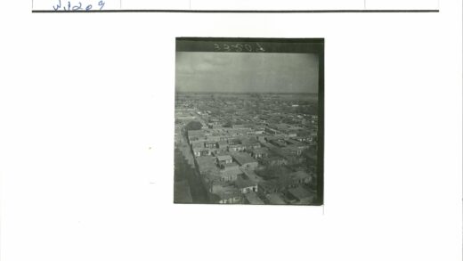 密集住宅区与田野鸟瞰图.jpg