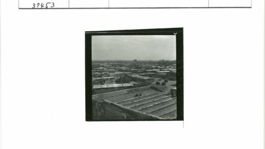 密集住宅区鸟瞰与梯田景观.jpg