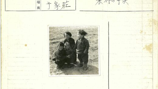 寒冬沙地上的四孩童.jpg