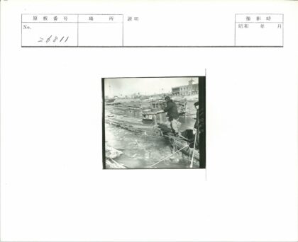 寒冷海滨木船与板条箱.jpg
