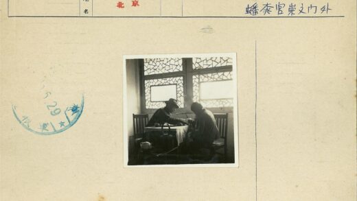 对坐桌前的两人与几何窗景.jpg