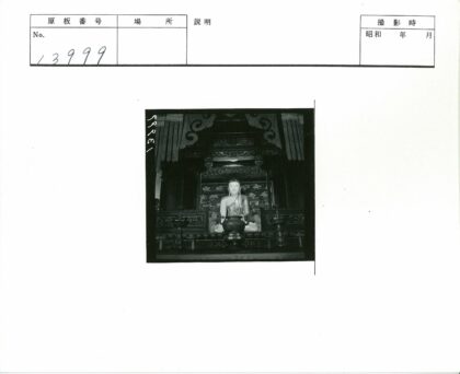 寺庙佛像庄严坐像与仪式陈设.jpg