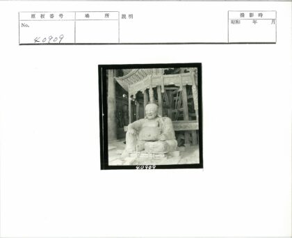 寺庙内巨大微笑坐佛雕像.jpg