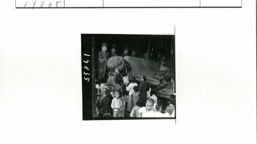 寺庙卧佛与信众庄严场景.jpg