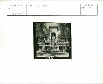 寺庙庭院巨型坐像与拱门景观.jpg