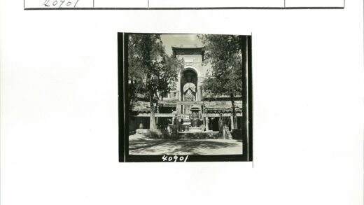 寺庙庭院巨型坐像与拱门景观.jpg