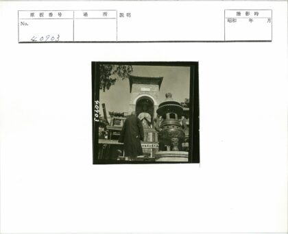 寺庙拱龛雕像与骨灰盒景观.jpg
