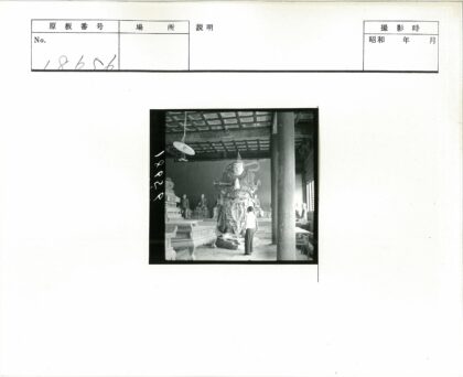 寺庙雕像与精美建筑细节.jpg