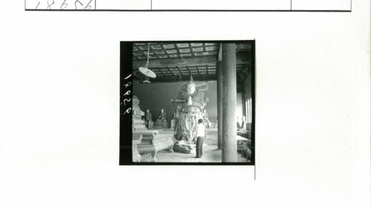 寺庙雕像与精美建筑细节.jpg