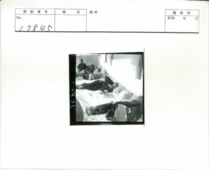 封闭空间内人群休息交谈.jpg