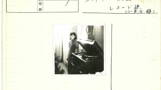 小女孩与黑胶唱片的温馨时刻.jpg