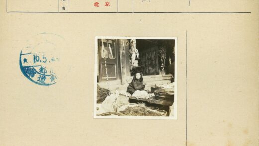 小女孩坐商店外市场商品中.jpg