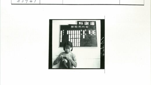 小女孩黑板前织毛衣.jpg