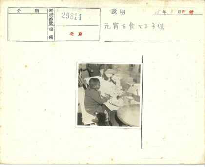 小孩市场摊位享用美食.jpg