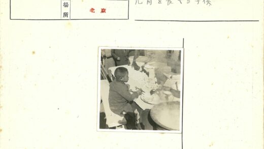 小孩市场摊位享用美食.jpg