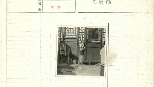 小孩扶门与木椅窗景.jpg