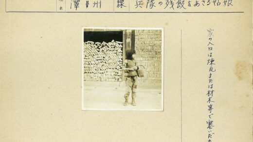 小孩提篮站在砖房前.jpg