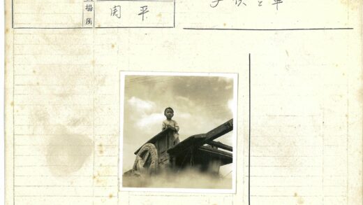 小孩站木车大轮多云天空.jpg