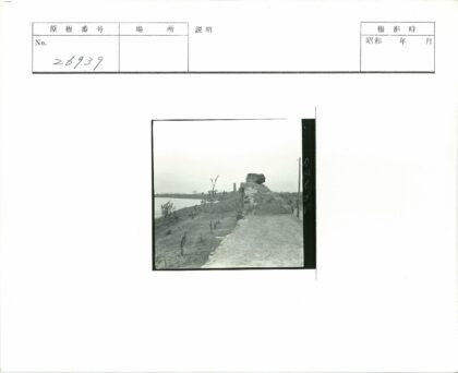 小山土路湖畔远眺建筑.jpg