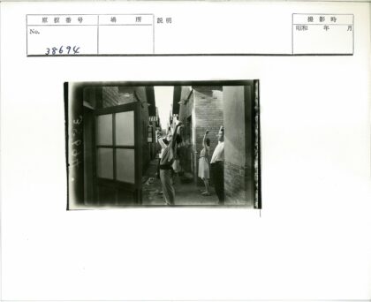 小巷中伸展的人们与盆栽背景.jpg