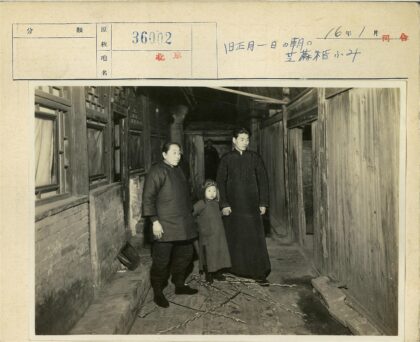小巷中的戴帽孩子与大人.jpg