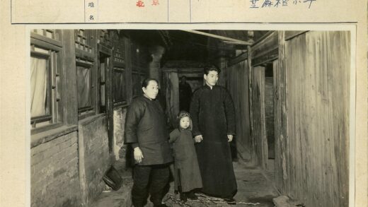 小巷中的戴帽孩子与大人.jpg