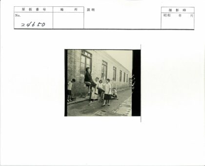 小巷儿童玩跷跷板街景.jpg