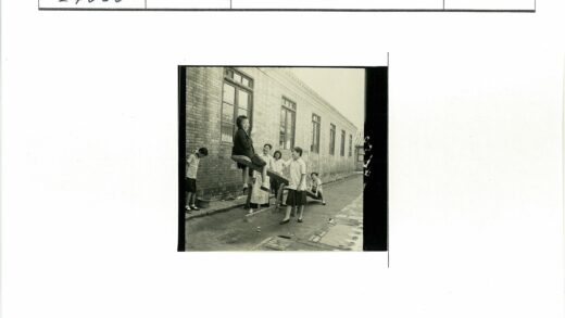 小巷儿童玩跷跷板街景.jpg
