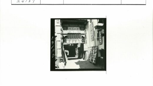 小巷入口汉字装饰街景.jpg