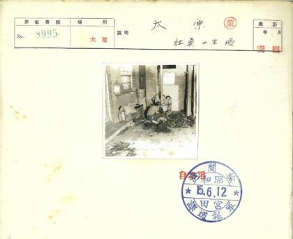 小巷火炉旁工作场景.jpg