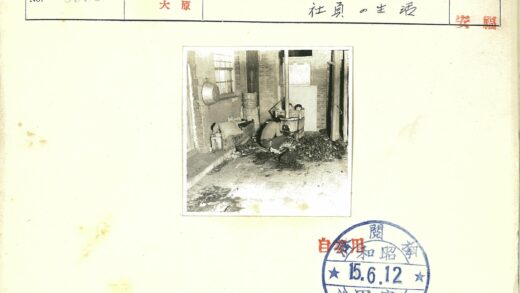 小巷火炉旁工作场景.jpg