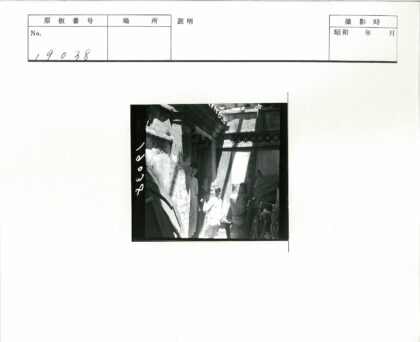 小巷门口人物与陶罐.jpg