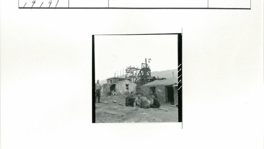小楼前人群与山脉合影.jpg