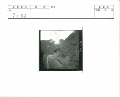 小火车站月台与蒸汽铁路风景.jpg