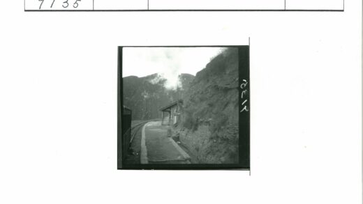 小火车站月台与蒸汽铁路风景.jpg