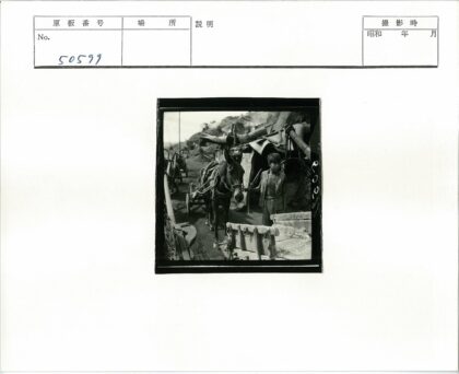 小男孩与驴子山间小路.jpg