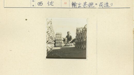 小男孩整理户外捆扎物品.jpg