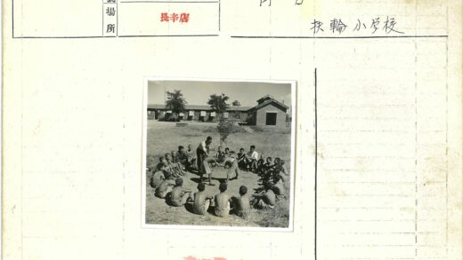 小男孩草地围圈游戏.jpg