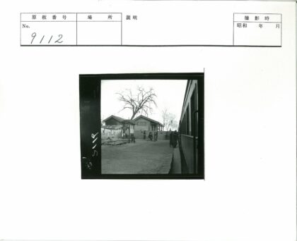 小站火车与晾衣建筑冬日景.jpg