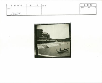 小船与大楼湖畔风景.jpg