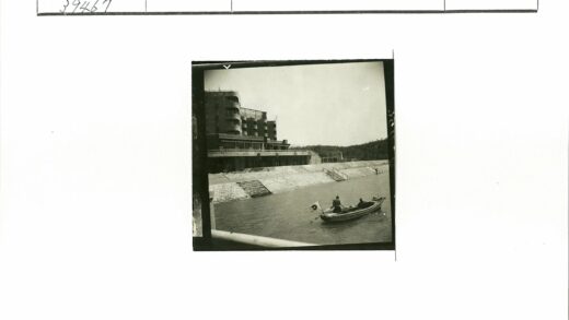 小船与大楼湖畔风景.jpg